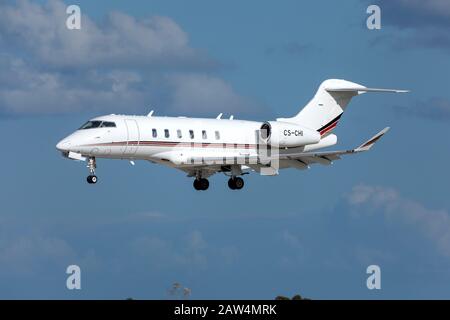 Netjets Bombardier Challenger 350 (BD-100-1A10) (CS-chi) in finale pista 31. Foto Stock