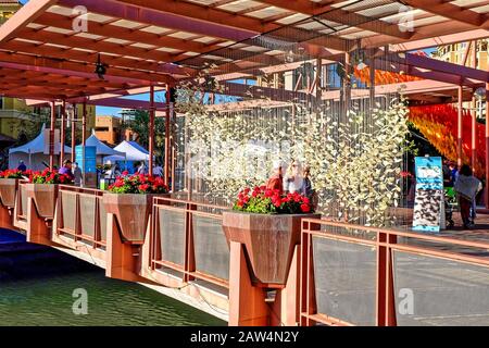 In Centro Scottsdale, Arizona. Le persone che si affacciano al Canal Convergence.Public Art Event. Foto Stock