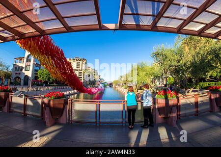 In Centro Scottsdale, Arizona. Le persone che si affacciano al Canal Convergence.Public Art Event. Foto Stock