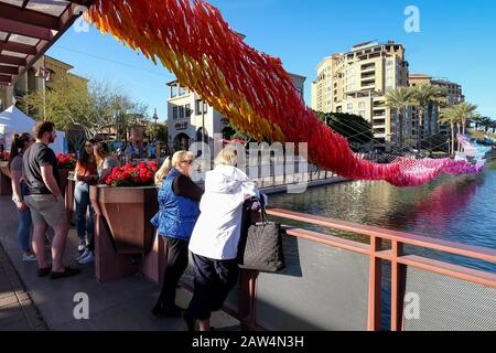 In Centro Scottsdale, Arizona. Le persone che si affacciano al Canal Convergence.Public Art Event. Foto Stock