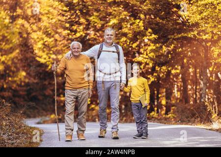 Tre generazioni di escursioni in famiglia insieme nel parco autunnale. Foto Stock