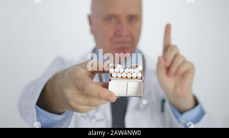 Il medico Sta Compiendo Gesti In Disaccordo con una sigaretta In Mano in una campagna Anti-Tobacco Foto Stock