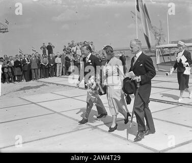 Queen Juliana, Principe Bernhard e Sindaco d'Ailly arrivo Data: 6 luglio 1950 Parole Chiave: Queen, arrivo Persona Nome: Bernhard (Prince Netherlands), Juliana (queen Netherlands ) Foto Stock