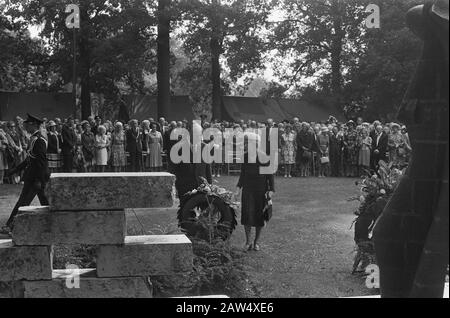 Regina Juliana ha partecipato alla commemorazione del quinto anniversario della Fondazione olandese per Le Vittime della donna giapponese Camps corona di due ospiti Annotation: Il monumento è stato progettato da Frank Nix Data: 29 agosto 1975 location: Apeldoorn, Gelderland Parole Chiave: Memoriali, commemorazioni, campi di tirocinio, monumenti coloniali, la posa di wreaths Foto Stock