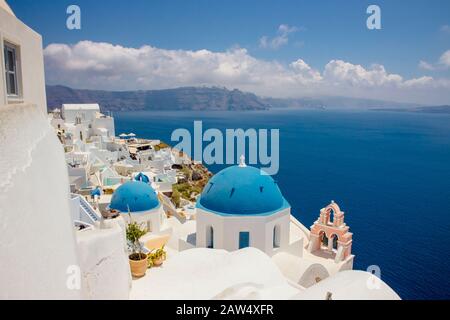 Famosa cupola blu chiesa ortodossa nel villaggio di Oia sull'isola di Santorini in Grecia in Europa.