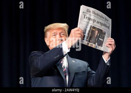 Washington, Stati Uniti D'America. 06th Feb, 2020. Washington, Stati Uniti D'America. 06 Febbraio 2020. Il presidente degli Stati Uniti Donald Trump conserva una copia del Washington Post durante le osservazioni al 2020 National Prayer Breakfast al Washington Hilton 6 febbraio 2020 a Washington, DC Trump ha usato l’evento normalmente bipartisan per salvare i suoi avversari chiamandoli viziosi e dire dopo l’assoluzione del Senato nel processo di impeachment. Credito: Joyce Bognhosian/Casa Bianca Foto/Alamy Live News Foto Stock
