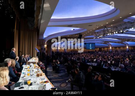 Washington, Stati Uniti D'America. 06th Feb, 2020. Washington, Stati Uniti D'America. 06 Febbraio 2020. Il presidente degli Stati Uniti Donald Trump fa delle osservazioni alla colazione di preghiera nazionale 2020 al Washington Hilton 6 febbraio 2020 a Washington, DC Trump ha usato l'evento normalmente bipartisan per salvare i suoi avversari chiamandoli viziosi e dire dopo la sua assoluzione del Senato nel processo di impeachment. Credito: Joyce Bognhosian/Casa Bianca Foto/Alamy Live News Foto Stock