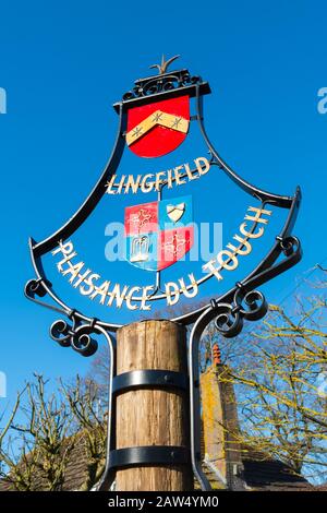 Cartello del villaggio di Lingfield in East Surrey, Regno Unito Foto Stock