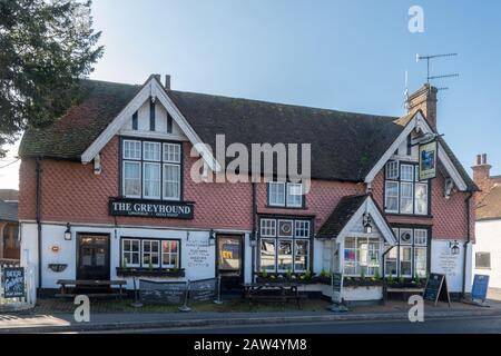 Il Greyhound Pub nel villaggio di Lingfield a East Surrey, Regno Unito Foto Stock