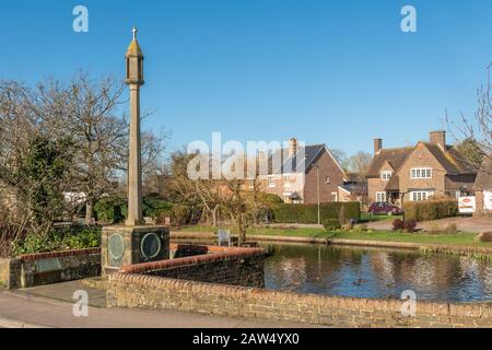 Lingfield villaggio in East Surrey, Regno Unito, con il laghetto d'anatra e memoriale di guerra. Foto Stock