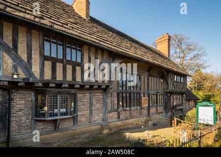 Biblioteca Lingfield, un edificio storico con pareti in legno nel villaggio di East Surrey, Regno Unito Foto Stock