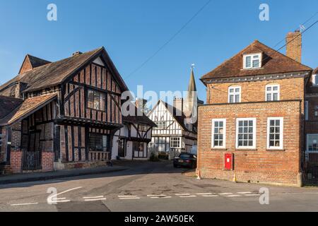 Villaggio Lingfield a East Surrey, Regno Unito, con edifici storici elencati e la Chiesa di San Pietro e San Paolo Foto Stock