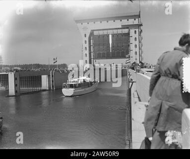 Apertura di serrature e Ravenswaay Tiel Wijk bij Duurstede. The Piet Hein Prins Bernhard Luis Data: 21 Maggio 1952 Località: Scozia, Ravenswaay, Tiel Utrecht, Wijk Bij Duurstede Parole Chiave: Porti, Serrature, Gestione Dell'Acqua Foto Stock