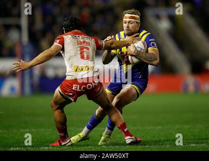 Il Blake Austin di Warrington Wolves è stato affrontato da Jonny Lomax di St Helens Saints durante la partita della Betfred Super League allo stadio Hallwell Jones di Warrington. Foto Stock