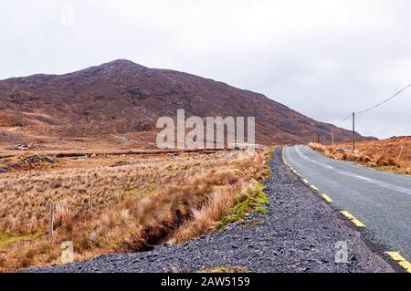 Strada Attraverso La Tranquilla Man Valley, County Galway, Irlanda Foto Stock
