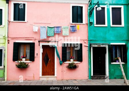 Case colorate sull'isola di Burano vicino a Venezia, Italia Foto Stock
