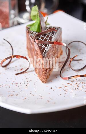 La Torta Sacher, Sachertorte. Torta al cioccolato austriaca, composta da due lastre di pan di Spagna al cioccolato e un sottile strato di confettura di albicocche Foto Stock