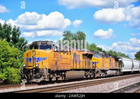 Elburn, Illinois, Stati Uniti. Un treno merci dell'Unione del Pacifico, guidato da due unità motrici, passa attraverso Elburn, Foto Stock