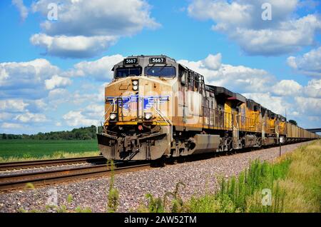 Elburn, Illinois, Stati Uniti. Un treno merci dell'Unione del Pacifico guidato da quattro unità locomotive, passa attraverso Elburn, Illinois. Foto Stock