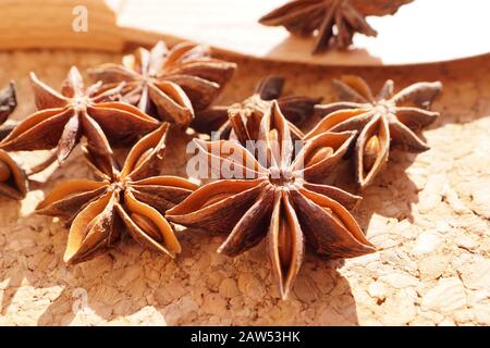 Macro. Spezia popolare comunemente chiamata anice della stella, staranise, seme dell'anice della stella, anice della stella cinese, o badiane (Illicium verum). Foto Stock