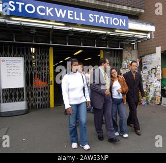 Un dolore colpito Maria Otone de Menezes madre di Jean Charles de Menezes con suo fratello Giovanni e padre Matuzinho visitare stazione della metropolitana di Stockwell dove Jean Charles de Menezes è stato ucciso da poliziotti sotto copertura nella credenza errata che era un kamikaze nel 2005. Foto Stock