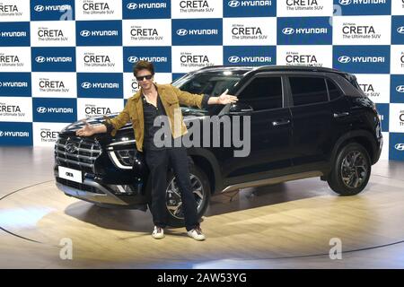 L'attore indiano Bollywood Shah Rukh Khan si pone accanto al nuovo SUV Hyundai Creta lanciato all'Auto Expo 2020 a Greater Noida. Foto Stock