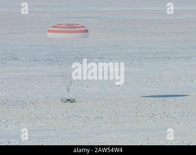 Zhezkazgan, Kazakistan. 06th Feb, 2020. Il veicolo spaziale russo Soyuz MS-13 scende a terra con la spedizione 61 membri dell'equipaggio astronauta della NASA Christina Koch, l'astronauta dell'ESA Luca Parmitano e Roscosmos cosmonaut Alexander Skvortsov 6 febbraio 2020 in un'area remota vicino alla città di Zhezkazgan, Kazakistan. Koch tornò sulla Terra dopo aver registrato 328 giorni nello spazio, la più lunga luce spaziale della storia da parte di una donna, come membro delle Expeditions 59-60-61 sulla Stazione spaziale Internazionale. Credito: Bill Ingalls/Nasa/Alamy Live News Foto Stock