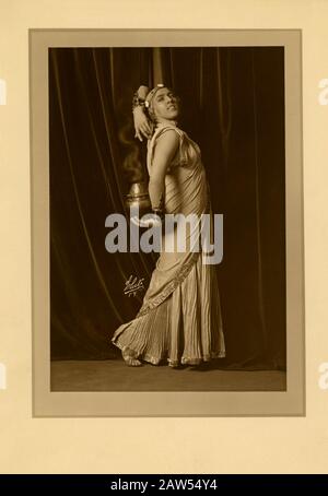 1915 ca , NEW YORK , USA : la ballerina esotica indiana e orientale Sahary Djéli , dall'India , come SALOME . Foto di C.H. Bianco , New York . Uno di m Foto Stock