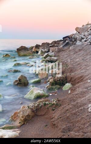 Tramonto sul mare nero. Costa rocciosa nei pressi di Varna in bulgaro. Foto Stock