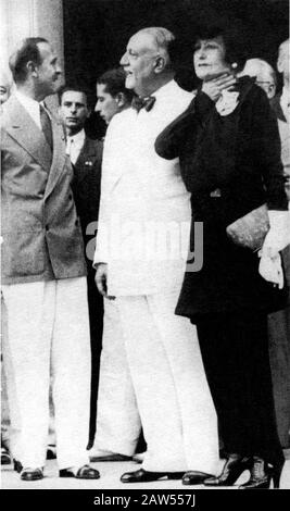 1939 , VENEZIA , ITALIA : il conte italiano GIUSEPPE VOLPI di MISURATA ( 1877 - 1947 ) ALLA BIENNALE D'ARTE DI VENEZIA . Con lui IL DUCA di SAVOIA Genova Foto Stock