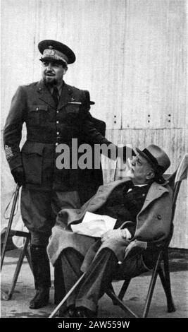 1938 , aprile , TRIPOLI , LIBIA : il conte italiano GIUSEPPE VOLPI di MISURATA ( 1877 - 1947 ) con il politico e aviatore fascista ITALO BALBO (. Foto Stock