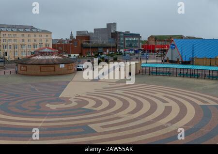 Rhyl, Regno Unito: 07 gennaio 2020: Una vista generale attraverso la Events Arena verso il centro della città. Il Seaquarium si trova sulla destra e il Westminster Hotel sul Th Foto Stock