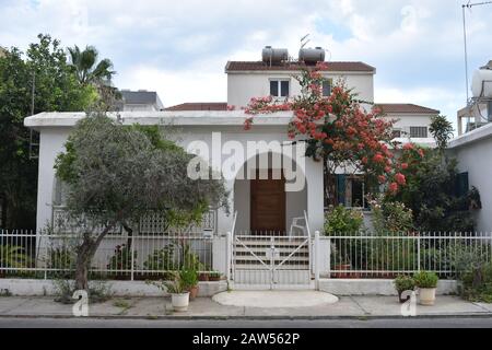 Fronte paesaggio di un edificio bianco a Larnaca Cipro Foto Stock