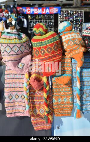 Mucchio di colorati cappelli di lana con nappina su un supporto souvenir Foto Stock