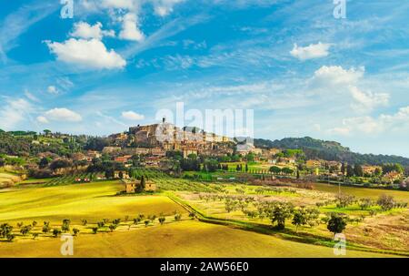 Casale Marittimo antico borgo di pietra in Maremma e paesaggio di campagna. Pisa Toscana, Italia Europa. Foto Stock