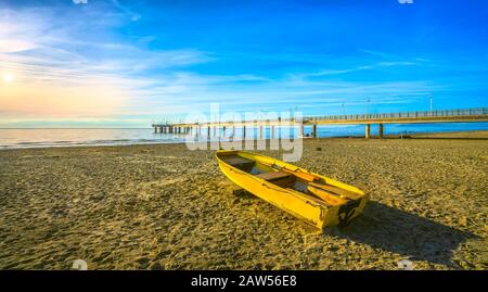 Molo o molo, barca sulla spiaggia e mare a Marina di Pietrasanta. Versilia Lucca Toscana Italia Foto Stock