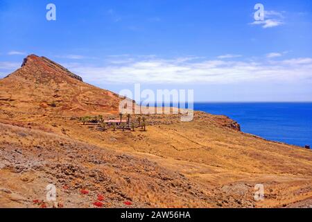 Paesaggio montagnoso / casa solitaria / ranch con palme - penisola Ponta de Sao Lourenco - a est di Madeira Foto Stock