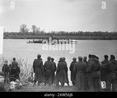 Esercizio Otter trasporto carri armati barca e traversata barche attacco Data: 16 marzo 1955 Parole Chiave: Carri armati, BARCHE DI TRASPORTO esercizi Foto Stock