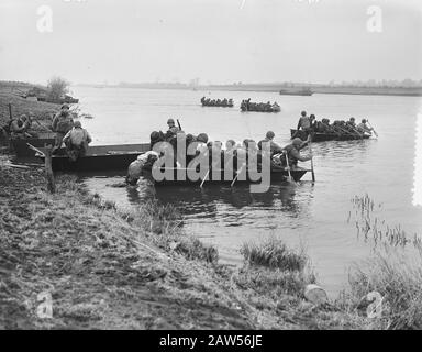 Esercizio Otter trasporto carri armati barca e traversata barche attacco Data: 16 marzo 1955 Parole Chiave: Trasporto barche esercizi Foto Stock