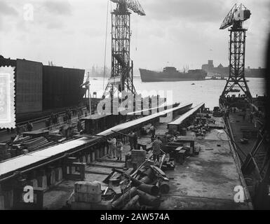 NDSM lancio Khasiella nave cisterna per Royal Dutch Shell Group Data: 10 dicembre 1955 Località: Amsterdam, Noord-Holland Parole Chiave: Costruzione navale, cantieri navali, navi, navi cisterna Nome Persona: Khasiella Istituto Nome : Shell Foto Stock