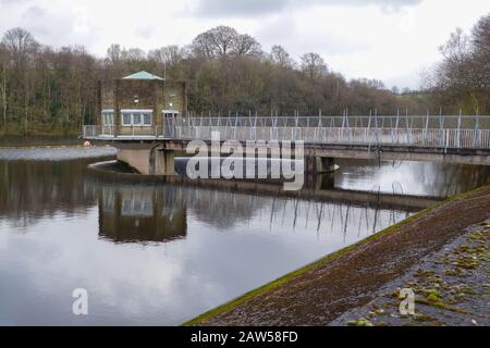 Lo straripamento a Tittesworth Reservoir, Meerbrook, Leek, Staffordshire, Inghilterra, Regno Unito Foto Stock