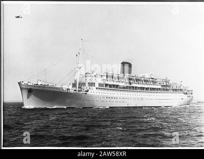 M.S. Orange Netherlands Steamship Company impiegato come nave di ospedale nella marina australiana. Bottiglie di plasma sanguigno Data: 1940-1945 luogo: Indonesia Indie Orientali olandesi Parole Chiave: Navi ospedaliere, marine, navi passeggeri, seconda guerra mondiale Foto Stock