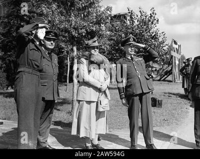 HIE [Olanda in Inghilterra] / Anefo London Series Princess Juliana torna in Inghilterra dopo aver soggiornato in Canada. Fu incontrata all'aeroporto dalla regina Wilhelmina. La regina era accompagnata da Sir Frederick Bohhill Annotazione: Il volto dell'ufficiale lasciato deliberatamente dissimulato Data: 9 settembre 1944 Località: UK, Londra Parole Chiave: Queens, ufficiali, WWII Nome Persona: Bowhill, Frederick Wilhelmina (queen Netherlands) Nome istituzione: RAF Foto Stock