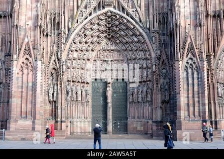 Una vista ravvicinata della cattedrale di Strasburgo, Alsazia, Francia Foto Stock