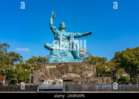 Statua della Pace nel Parco della Pace di Nagasaki in una giornata di sole. Un parco storico che commemora i bombardamenti atomici della città durante la seconda guerra mondiale Foto Stock