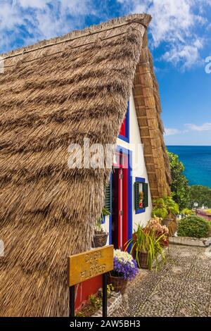 Santana, Portogallo - 7 giugno 2013: Casa de Flores, Santana, Madeira - una vecchia casa tradizionale, oggi un negozio di souvenir Foto Stock