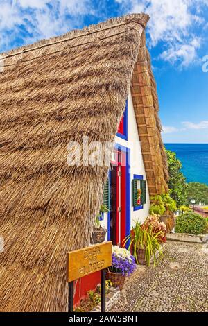 Santana, Portogallo - 7 giugno 2013: Casa de Flores, Santana, Madeira - una vecchia casa tradizionale, oggi un negozio di souvenir Foto Stock