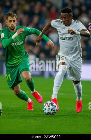 Vinicius Jr e Adnan Januzaj della Real Sociedad di Real Madrid CF sono visibili in azione durante la finale della disputa spagnola della Copa del Rey tra il Real Madrid e la Real Sociedad allo stadio Santiago Bernabeu di Madrid.(punteggio finale; Real Madrid 3:4 Real Sociedad) Foto Stock