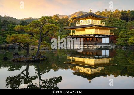 Vista di Kinkakuji il famoso Padiglione dorato con giardino giapponese e laghetto con cielo spettacolare serale nella stagione autunnale a Kyoto, Giappone. Giappone Paesaggio Foto Stock