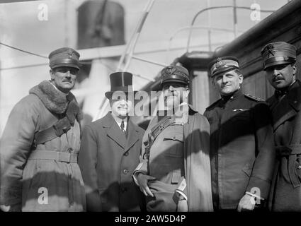 1918 ca, NEW YORK , USA : il militare e politico italiano Conte Carlo DENTICE DI FRASSO ( 1876 - 1945 ), primo da sinistra, con il consu italiano Foto Stock